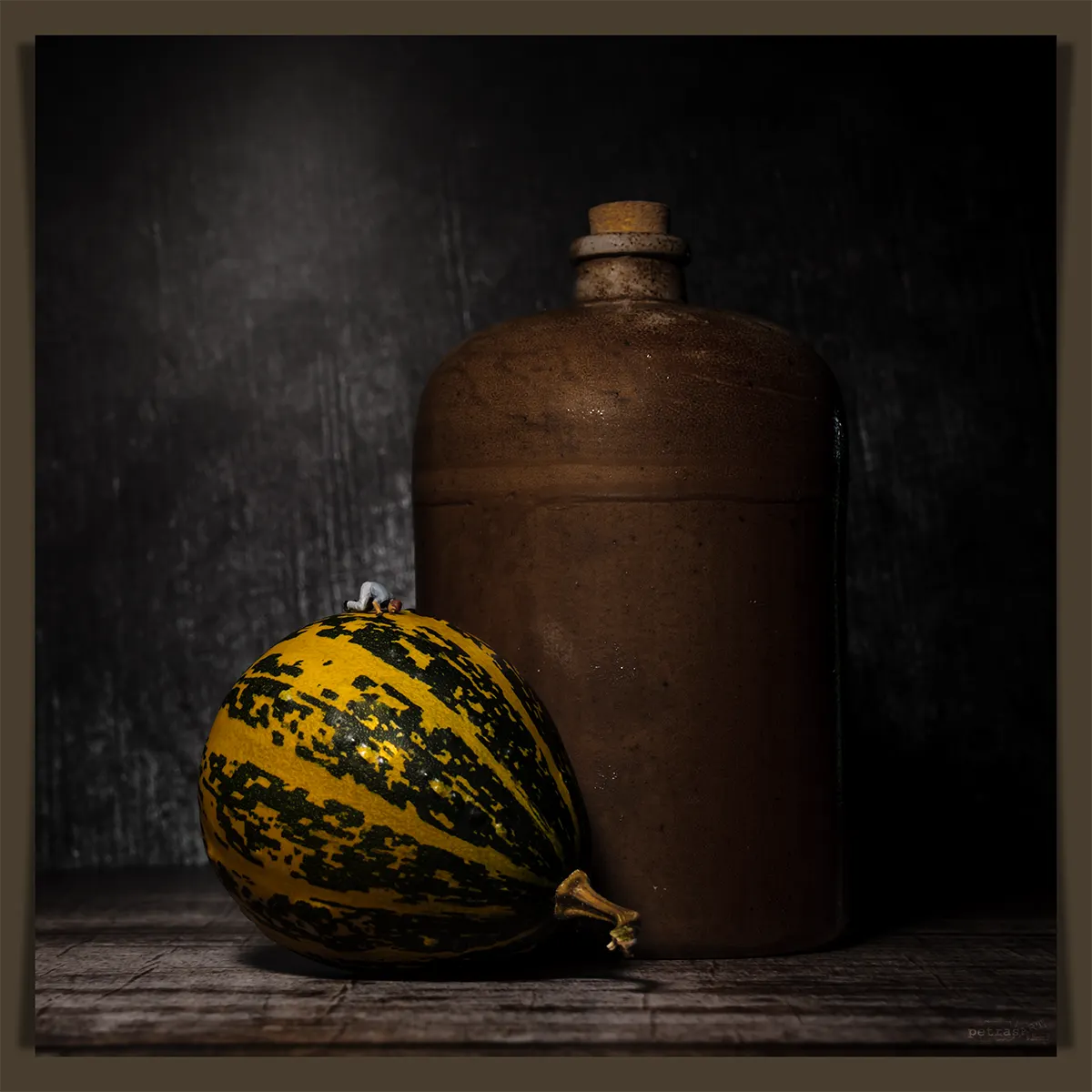 Stillleben mit Zierkürbis und brauner Tonflasche, fotografiert im Haus, Teil einer Serie.