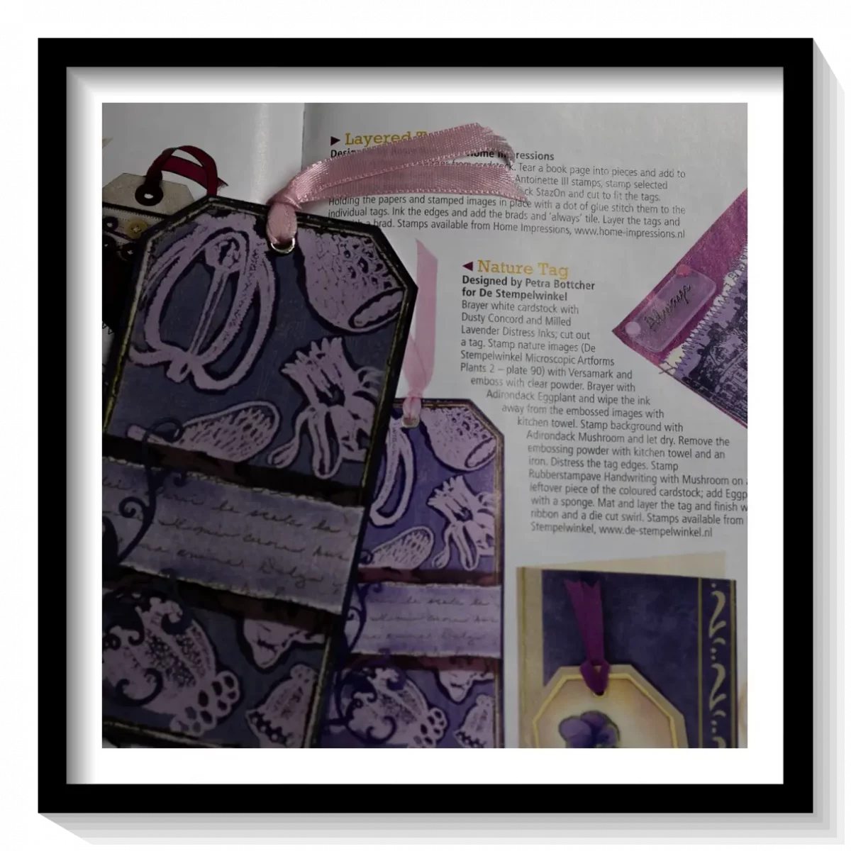 Aufgeschlagene Zeitschrift mit lila Anhängern („Nature Tags“) und pinkem Band – veröffentlichtes Designprojekt von Petra Böttcher für De Stempelwinkel.