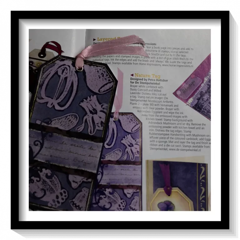 Aufgeschlagene Zeitschrift mit lila Anhängern („Nature Tags“) und pinkem Band – veröffentlichtes Designprojekt von Petra Böttcher für De Stempelwinkel.