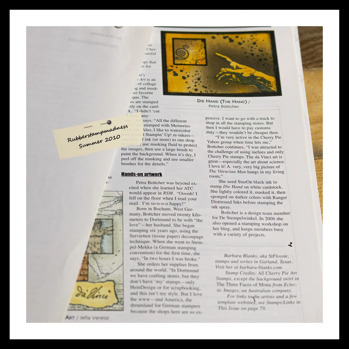 Artikel aus Rubberstampmadness Sommer 2010 mit Petras Werk „Die Hand“ in Gelb-Braun-Tönen – inklusive kurzer Biografie über ihre kreative Reise.