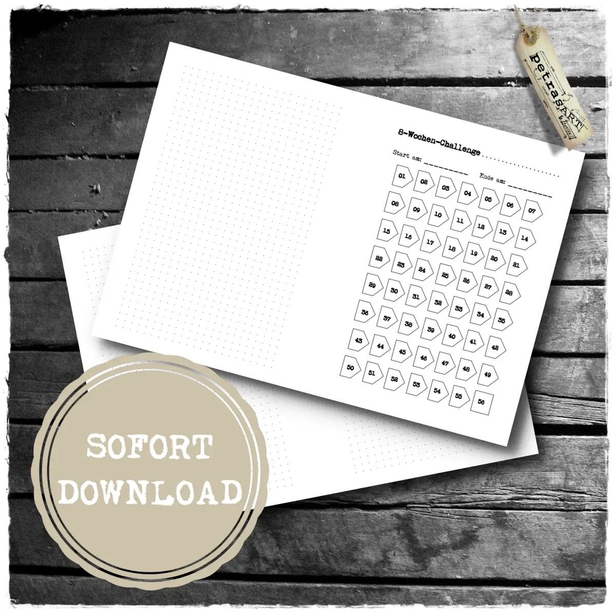 Schlichte, digitale Vorlage einer 8-Wochen-Challenge zum Ausdrucken. Die rechte Seite zeigt 56 nummerierte Felder in Fünfeckform zum Abhaken, daneben Felder für Start- und Enddatum. Die linke Seite ist gepunktet. Im Vordergrund ein runder Stempel mit dem Text „Sofort Download“. Der Hintergrund besteht aus dunklem, rustikalem Holz. Rechts oben hängt ein Etikett mit dem Logo „petrasART & weise – Schnittstelle“.