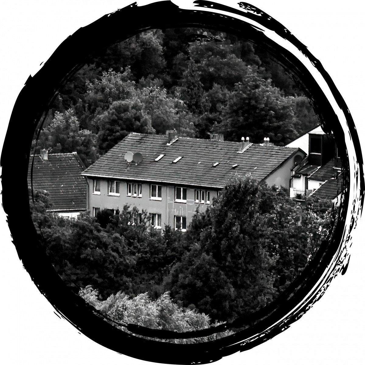 Schwarz-Weiss-Foto eines Mehrfamilienhauses von hinten inmitten von Bäumen, Ansicht von außen. Oberscheidstrasse 5 in Bochum-Riemke.