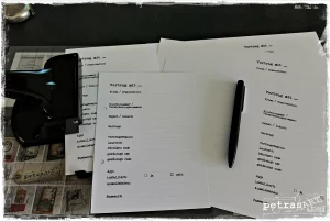 Nahaufnahme einer ausgedruckten Vorlage ‚Vertrag mit …‘ im DIN-A5-Format. Die Seite liegt auf einem Tisch, daneben ein Kugelschreiber. Das Formular zeigt leere Felder zum handschriftlichen Ausfüllen.