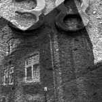 Hausnummer 38 als Doppelbelichtung – altes Hausnummernschild und eingeblendetes Steigerhaus