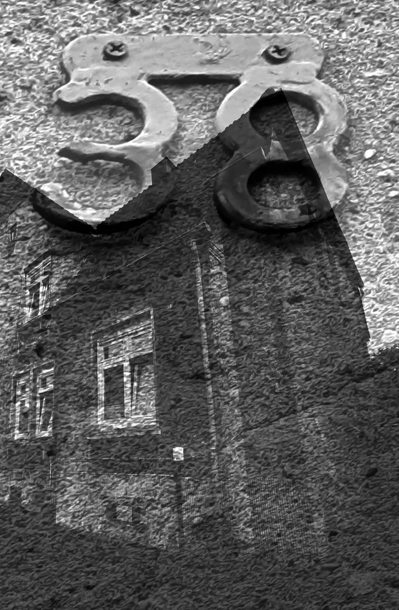 Hausnummer 38 aus Metall – Fokus auf Zahl, Beginn des Beitrags über neues Zuhause.