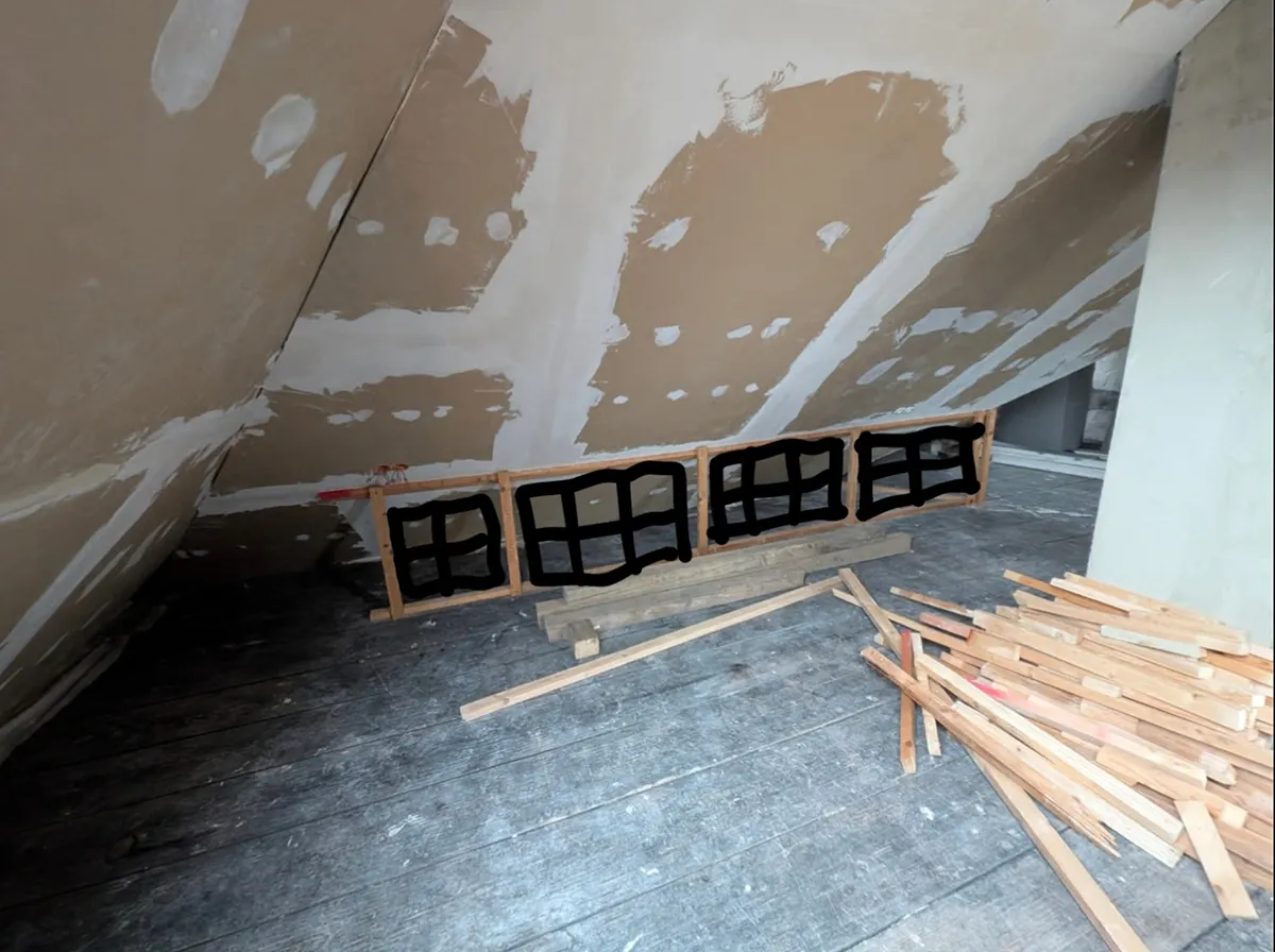 Zwischen zwei Rigipsflächen ist eine Ecke markiert. Hier soll später ein Wandschrank Stauraum für Bastelmaterial schaffen.