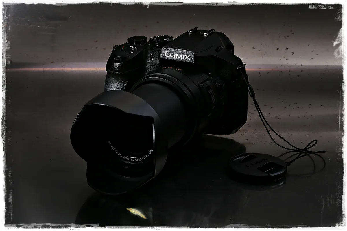 Panasonic FZ300 Bridgekamera mit Objektivdeckel, als Ersatzkamera genutzt.
