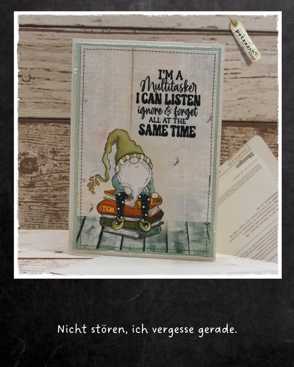 Handgemachte Grußkarte mit Gnom auf Büchern und Spruch über Multitasking – von petrasart