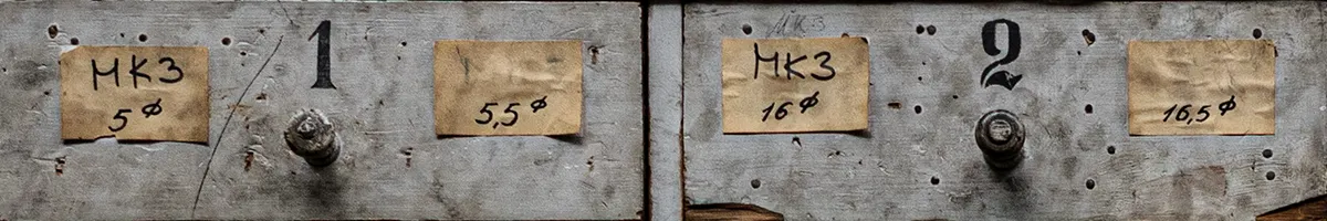 Schubladenfoto mit handbeschriftetem Etikett – Symbol für Einordnung, Vorurteile und Schubladendenken.