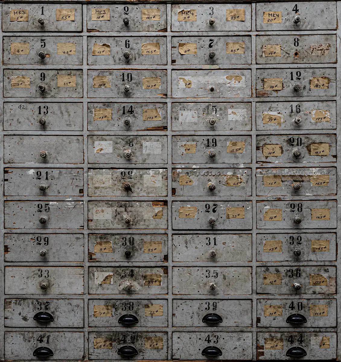 Alter, großformatiger Schubladenschrank mit vielen nummerierten Fächern – Sinnbild dafür, wie komplex Vorurteile werden, wenn wir versuchen, die Welt in Schubladen zu sortieren.