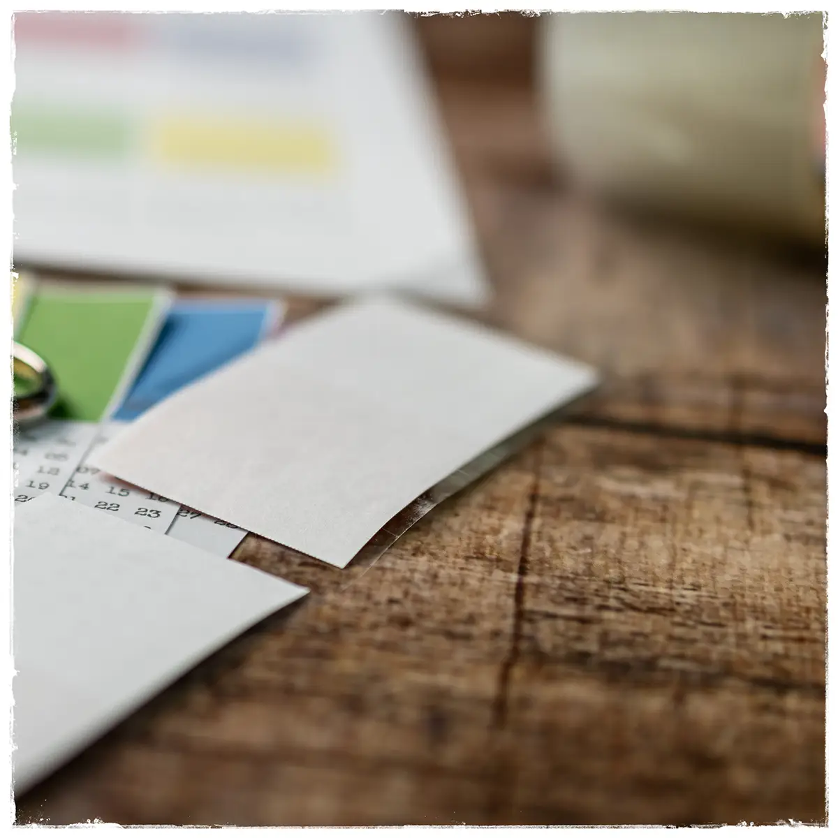 Klebeband auf dem Tisch, auf dem die ausgeschnittenen Minikalender vorbereitet werden – Schritt für Schritt zum laminierten Tab.