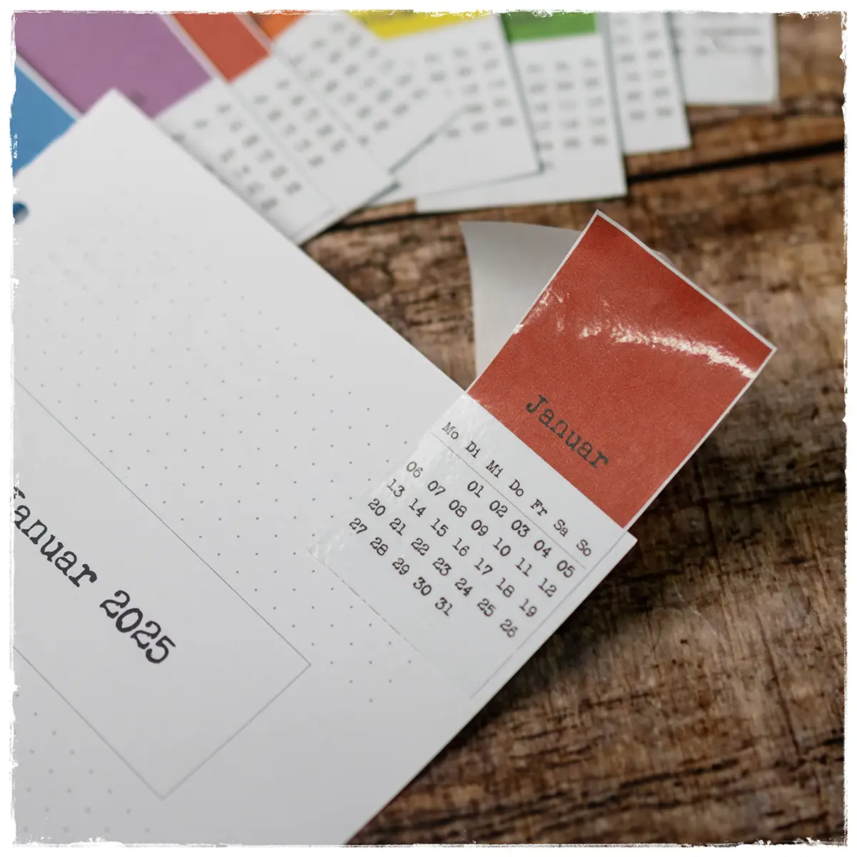 Minikalender für Januar auf Etikettenpapier aufgeklebt und mit Klebeband überzogen – bereit zum Einkleben in den Kalender.