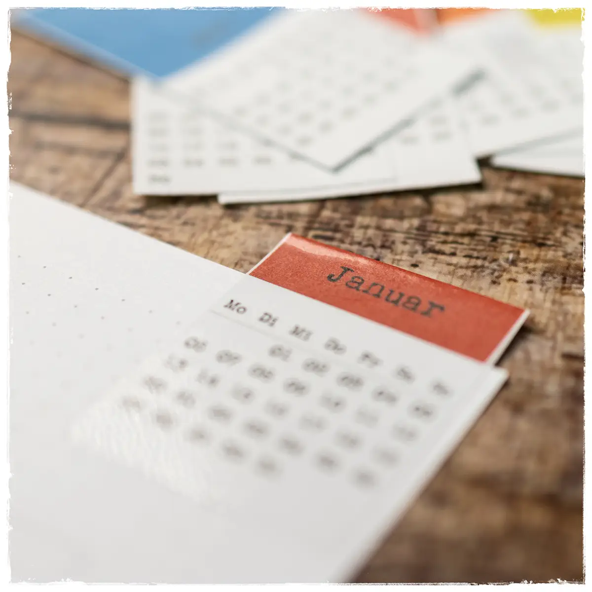 Fertig eingeklebter Januar-Tab mit Schutzschicht – sauber umgeknickt und gut lesbar auf der Monatsseite.