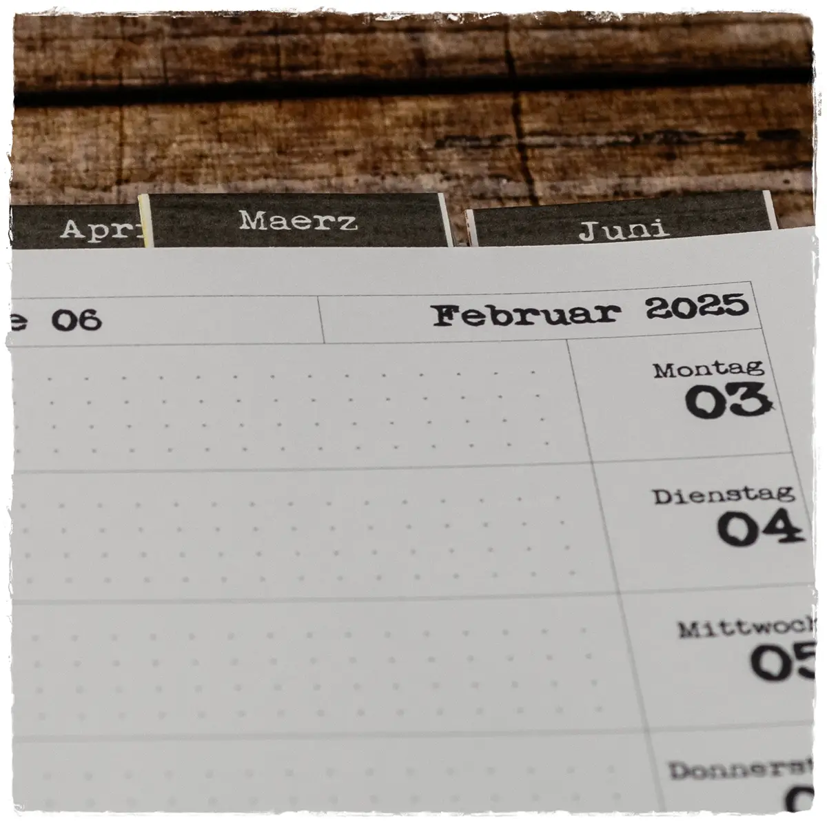 Kalenderblatt für Februar 2025 mit sichtbaren Tabs oben – Farbstreifen in gedeckten Tönen für eine strukturierte Wochenübersicht.